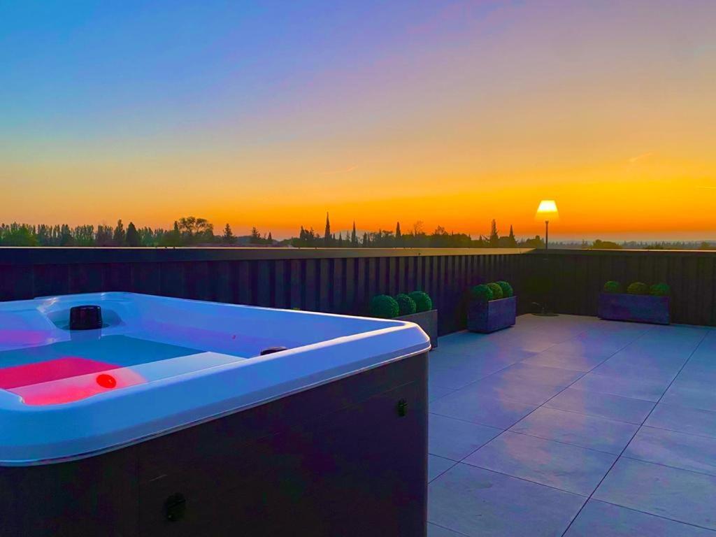 Saint Remy De Provence Roof Top Avec Jacuzzi Exterior photo